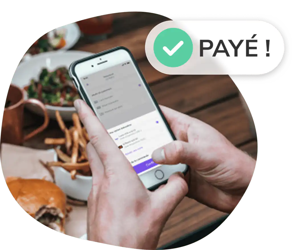 使用 PIINK Me 应用程序在桌边付款的人