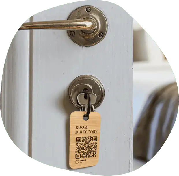 Porte clef hôtel gravé bois qr code room directory