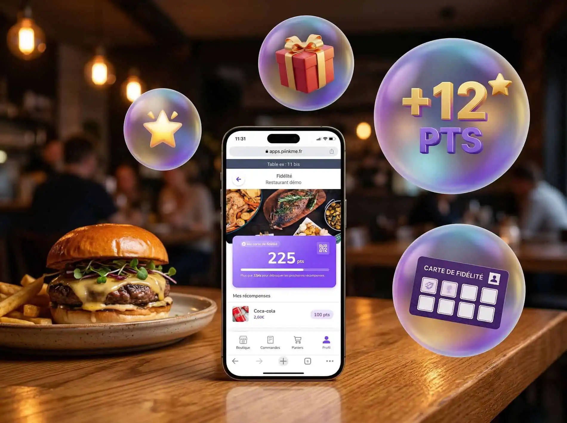 Smartphone que muestra la aplicación de fidelización PIINK Me en la mesa de un restaurante junto a una hamburguesa, con burbujas flotantes que indican la acumulación de puntos y las recompensas de regalo.